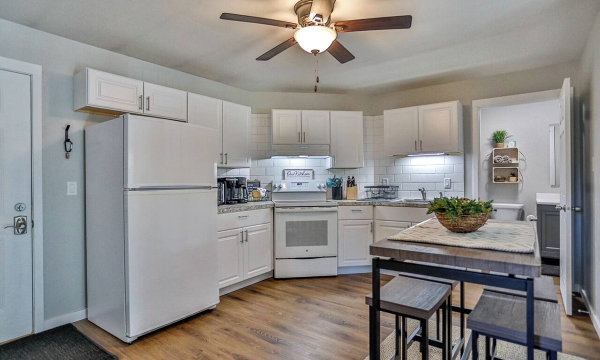 Weston Apartment | Jelinek Hideaway Unit 8 - Modern 2BR Apartment