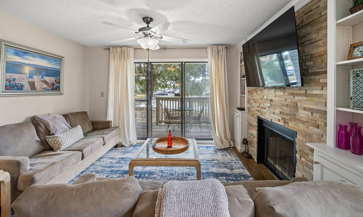 Arcadian Shores Villa | Kingston Richmond Pk 8E 1st floor w/pool & beach
