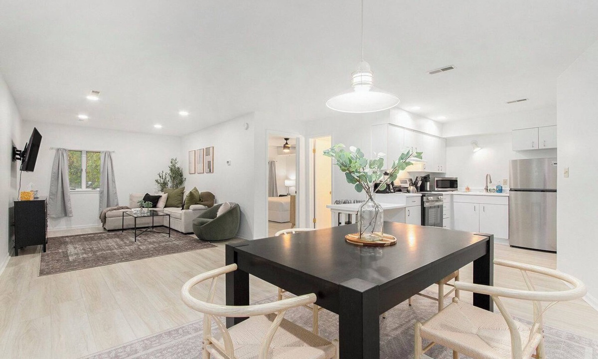 Harbert Apartment | Lake-View Hideaway | Beaches | Wineries
