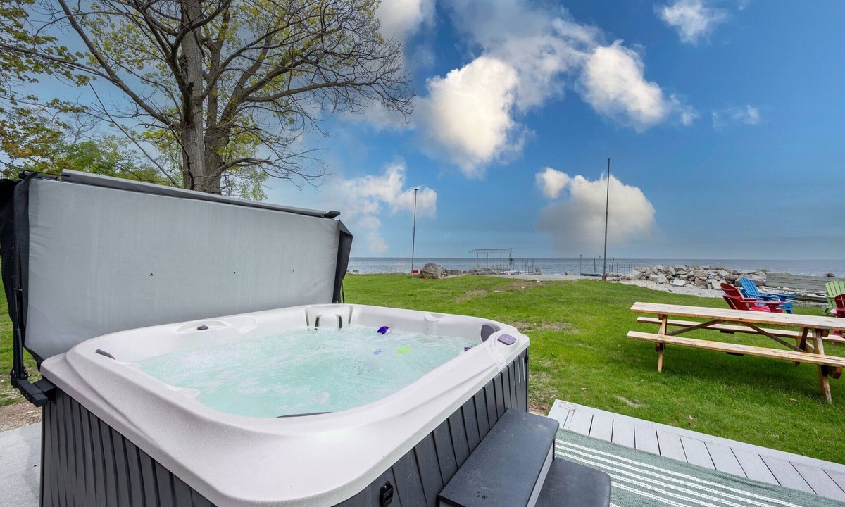 Sturgeon Bay Cabin | Lakefront Cabin Hot Tub, Dock, and Adventure Shed