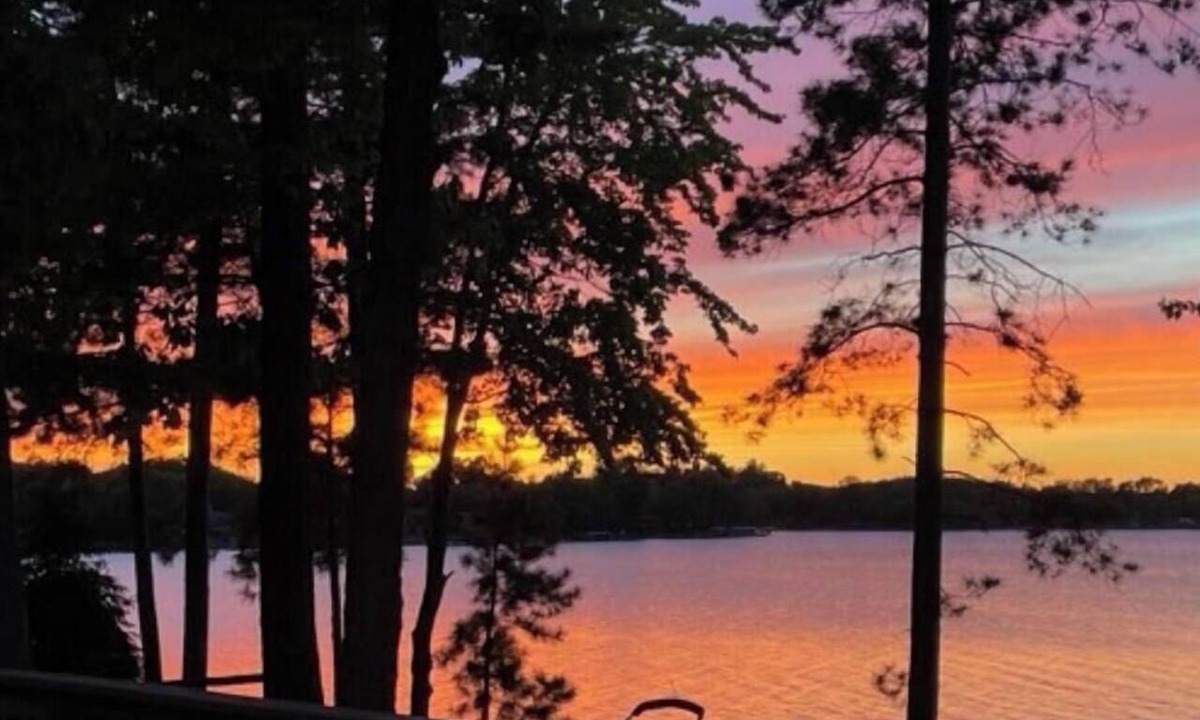 Crosby Cabin | Lakefront Rustic-Chic Guesthouse - Hot Tub, 4 beds (2 King size!)