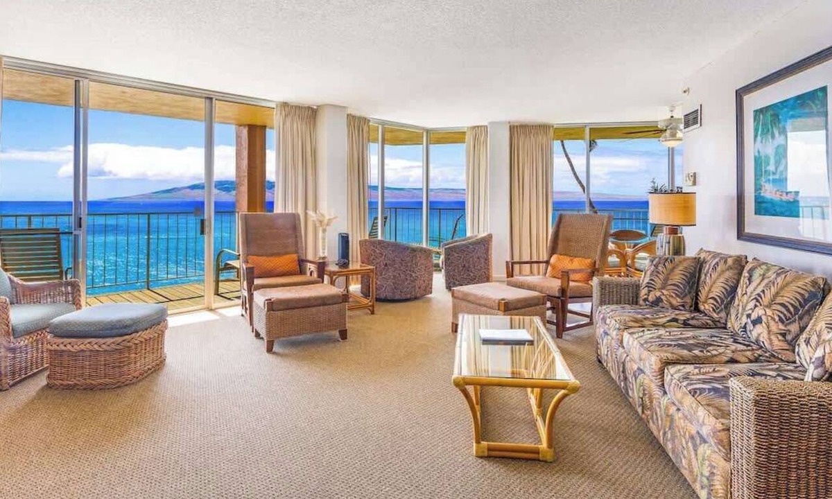 Kahana Condo | Large Corner Oceanfront 2 bedroom condo, AC, wrap around lanai, walkable area