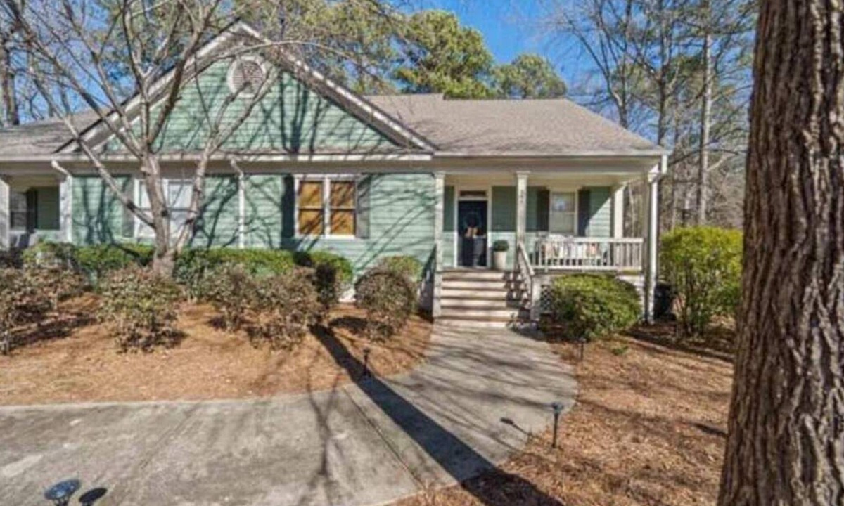 Eatonton House | Love sitting on the golf course and looking at the lake?