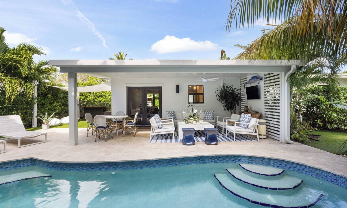 Southside House | Luxurious Home with Pool in WPB. 5 min from the Beach!