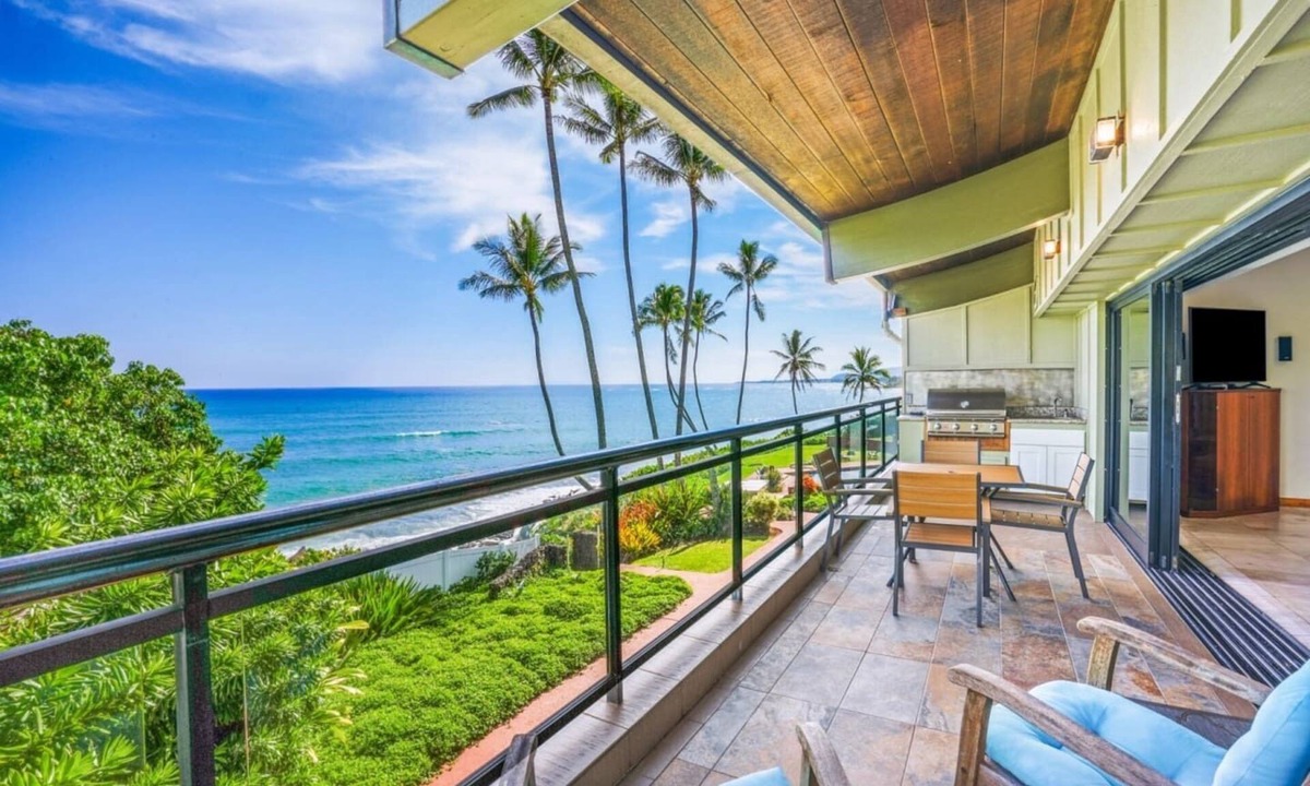 Wailua Apartment | Luxury 2-Story Oceanfront Condo w/Views & Pool