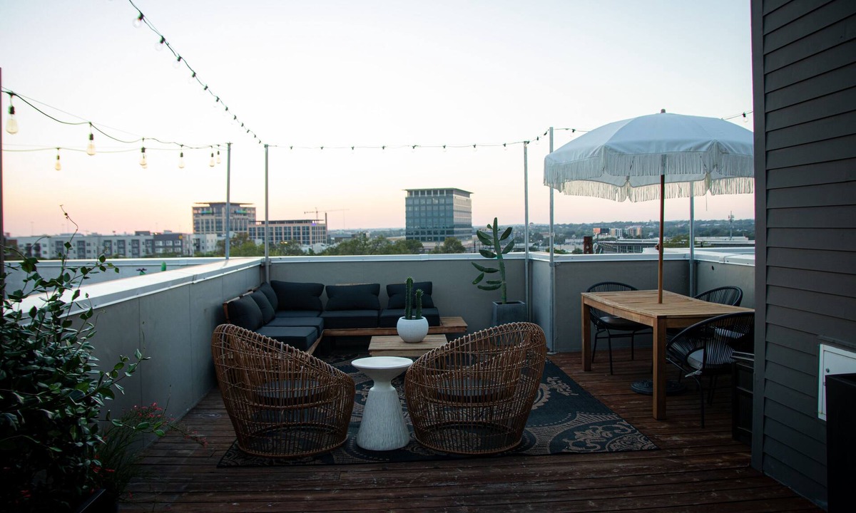 Government Hill House | Luxury 2BR Sunset Views - 0.4 miles to Pearl
