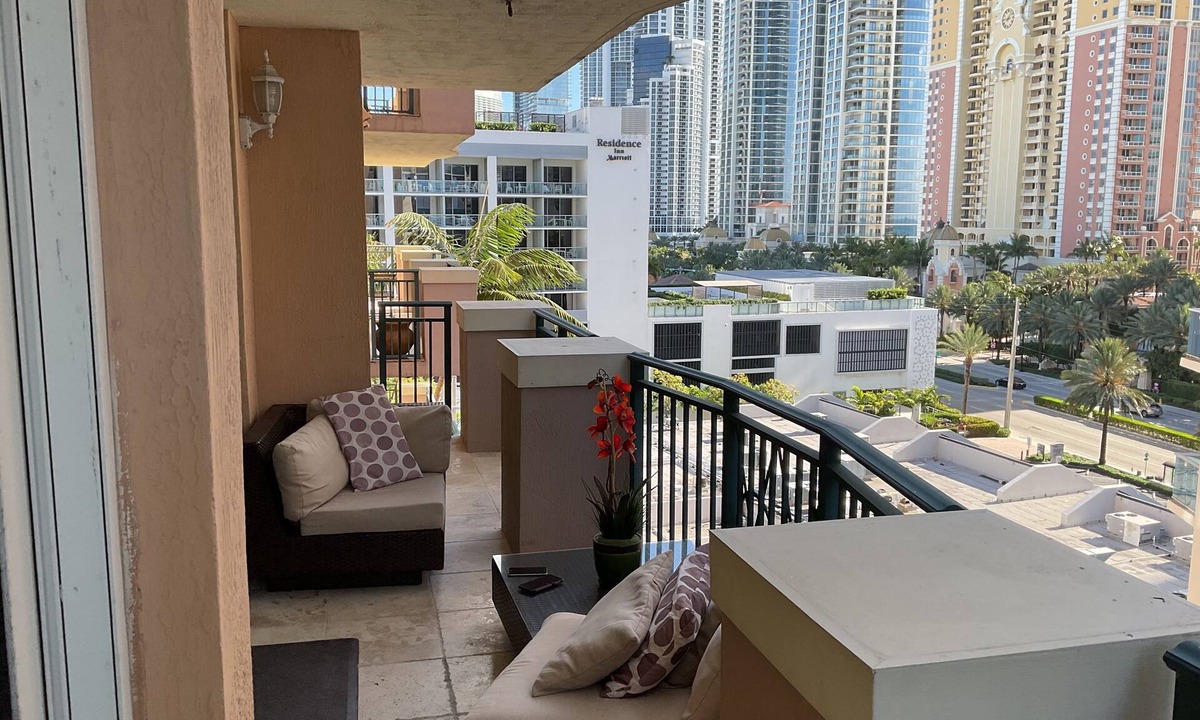 Sunny Isles Beach Apartment | Luxury Condo Across from the Beach. STR-00342