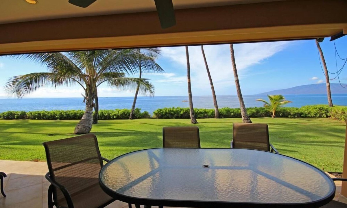Historic Lahaina Front Street House | Luxury Oceanfront Escape – King Suite, Large Lanai & 30 Seconds to Beach
