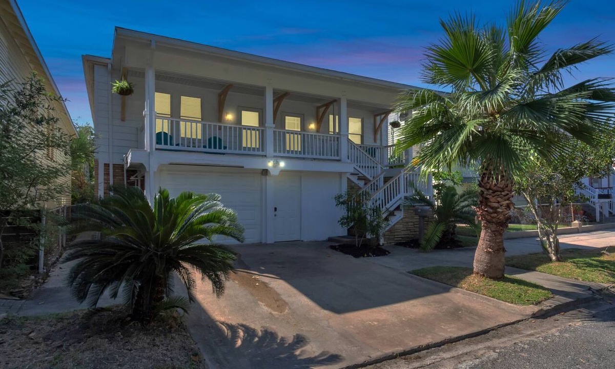 San Jacinto Apartment | M Street Double | Top Floor of a Historic Triplex Sleeps 12 Walk to Beach