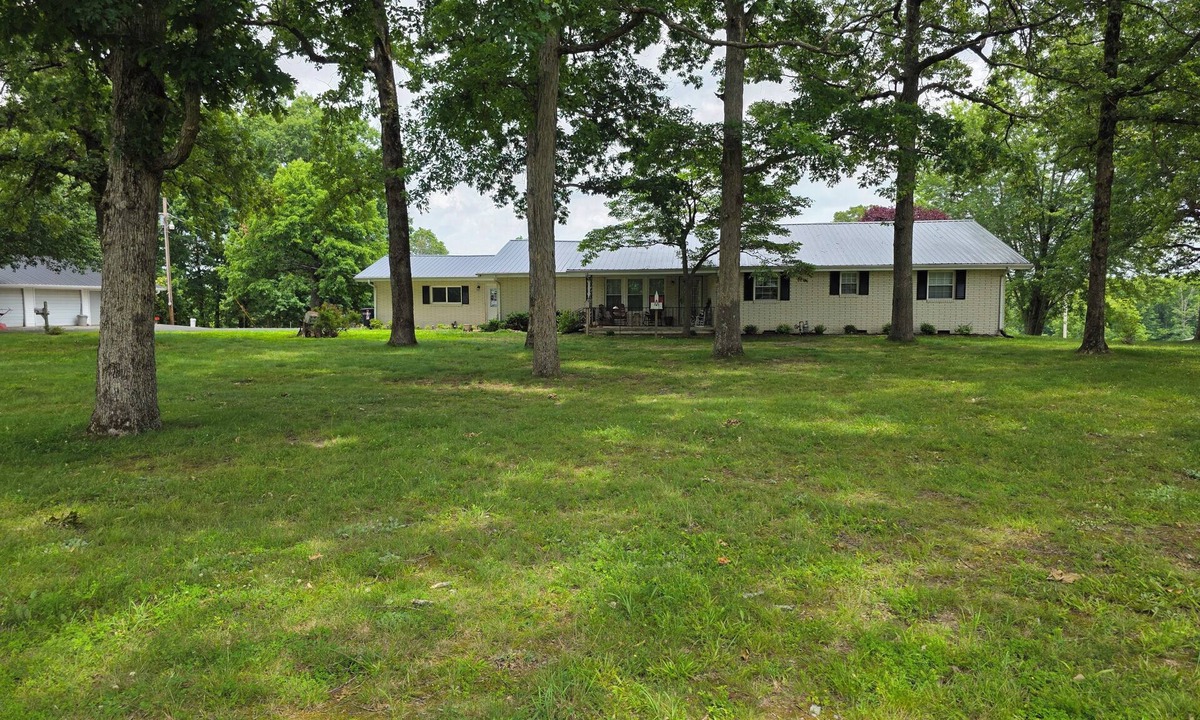 McEwen House | MEMAW'S Spacious 4 bedroom house with a pool & big yard! Golf course 1 mileaway.