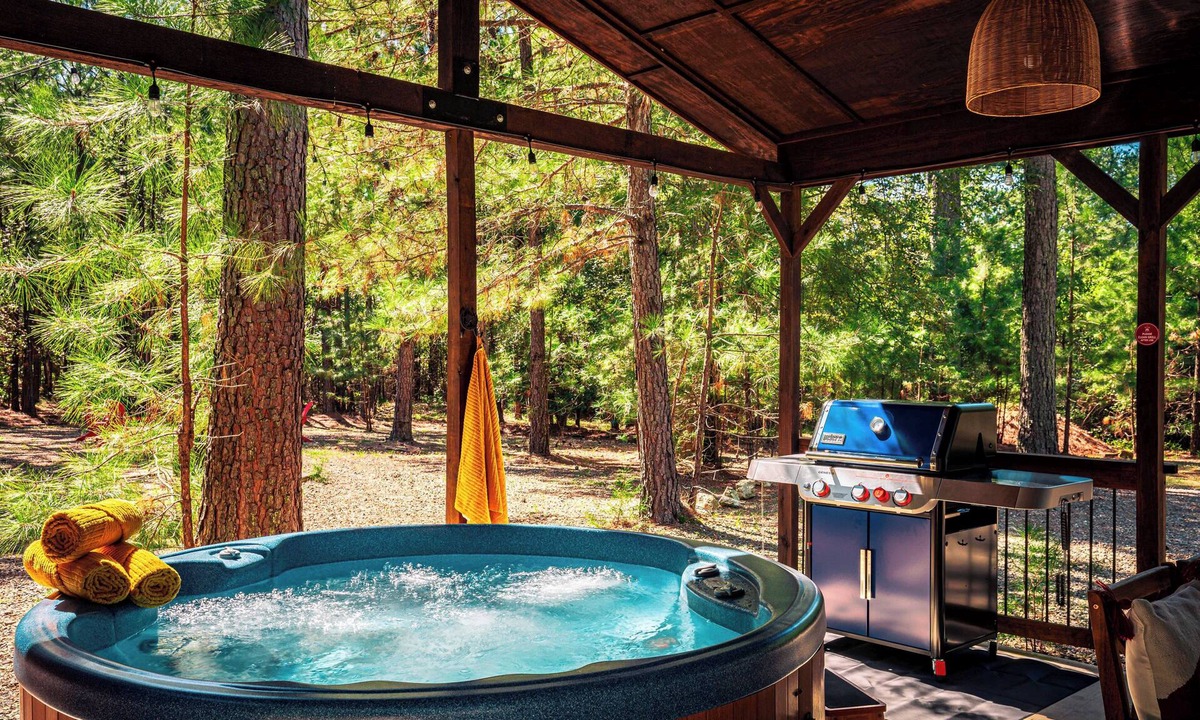Hochatown Cabin | Modern Hochatown Cabin: 2 King Suites w/Private Baths, Hot Tub & Arcade