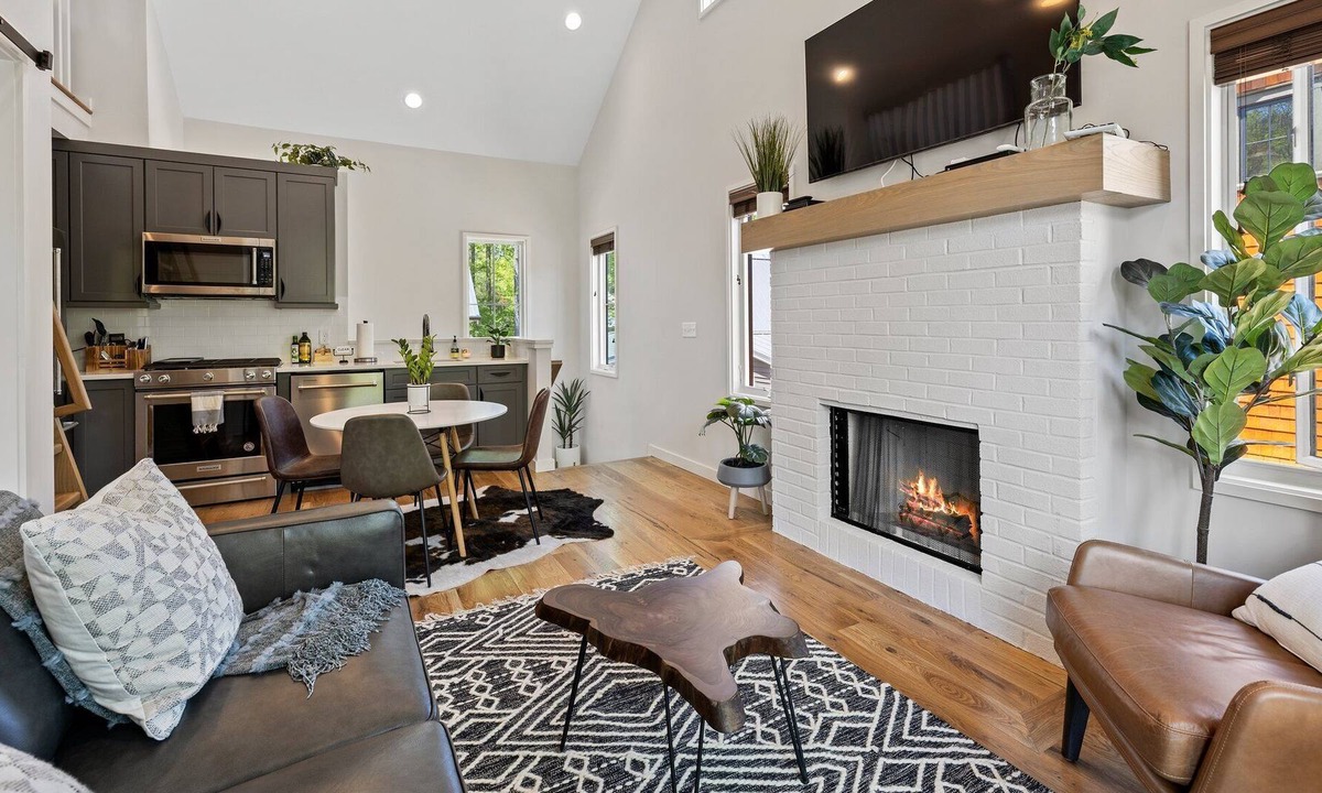 Cheshire Cottage | Modern Luxe Cottage in Cheshire w/mountain views! 1 mile to Downtown!