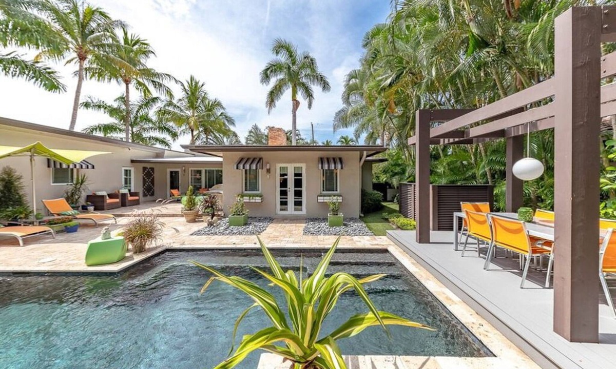 Victoria Park House | Modern Mid Century Retreat