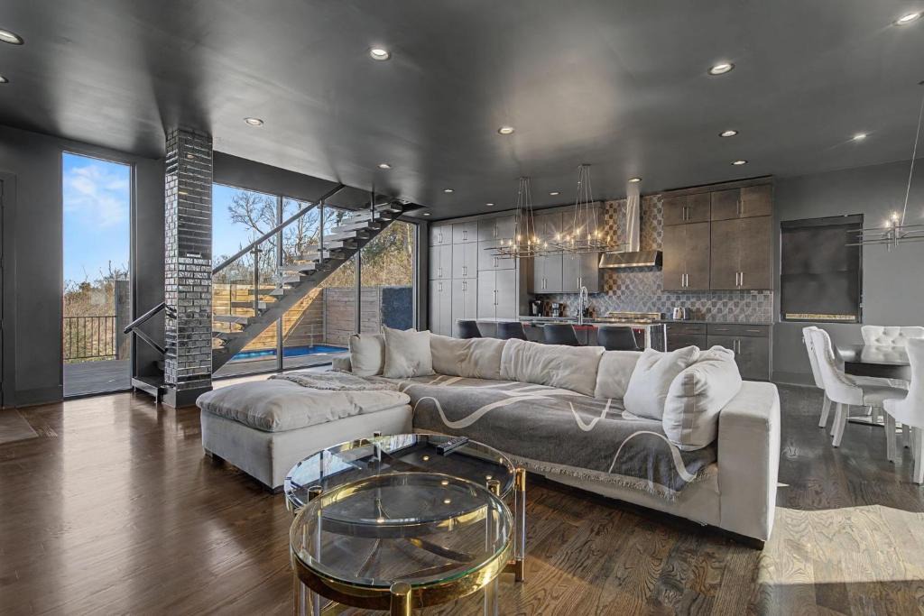 Talbot's Corner Apartment | Modern Oasis Downtown Skyline View Prime Nashville