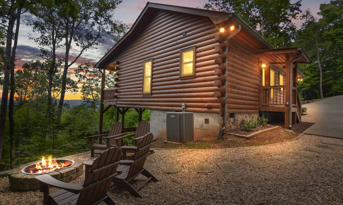 Cherry Log Cabin | Mountain Views & just mins to City! Wood burning Fireplace, Hot tub, Fire pit