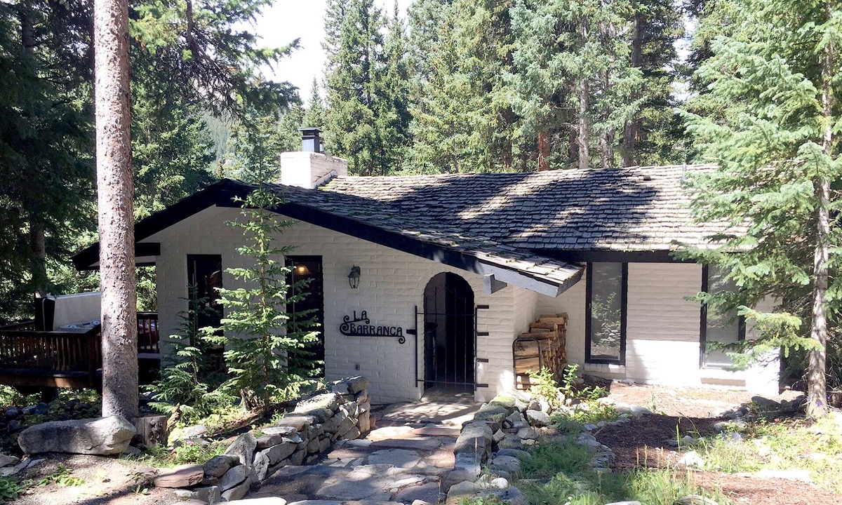 Valley of the Blue House | Mtn Getaway with VIEWS, PRIVATE HOT TUB & POSH Decor!
