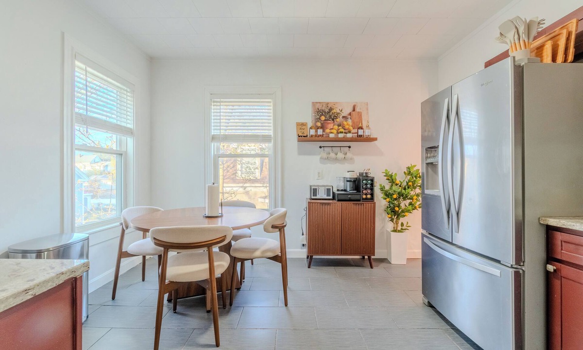 Everett Apartment | NEW-Spacious 3BR-Office-Game Room-Laundry In Unit