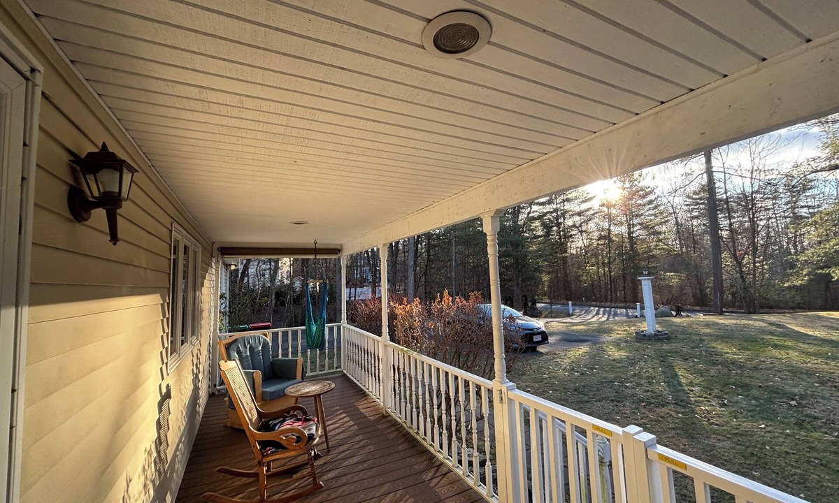 Foxboro House | No car needed! 10min to stadium/trains. Huge property, 2br well equipped home