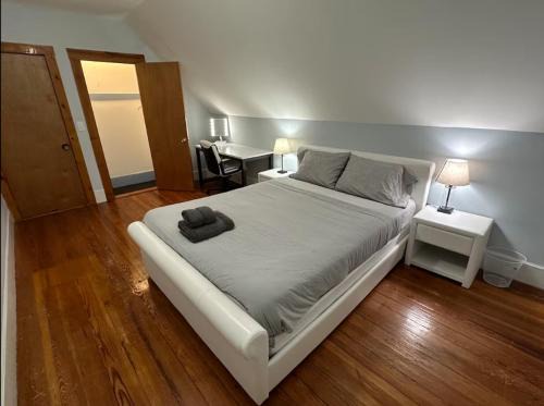 West Somerville House | -No54- Lovely Large Room in a House - 10 min to Green Line and Red Line T Stations & Tufts University - Centrally Located at Somerville Boston