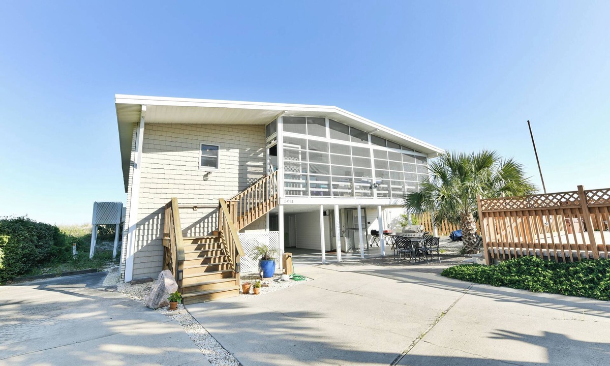 Long Bay Estates House | Oceanfront 4 BR Beach House with a Private Pool! Alvis Cottage