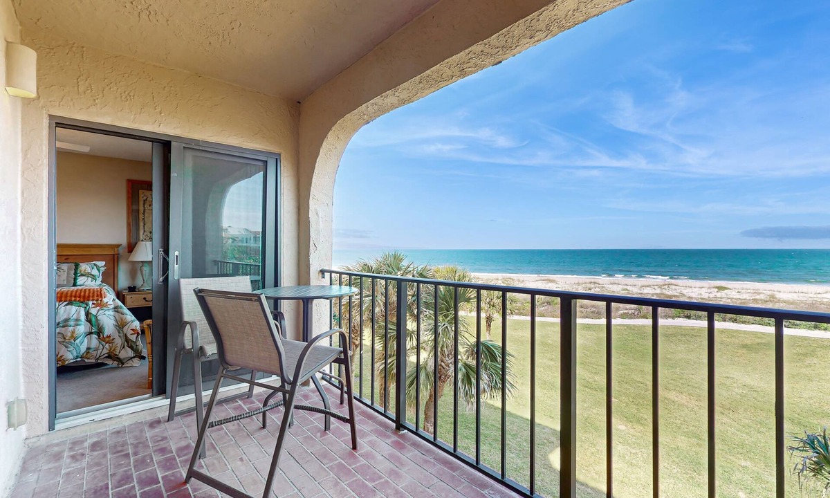 Fernandina Beach Condo | Oceanfront condo with panoramic views, shared pool, and private washer & dryer