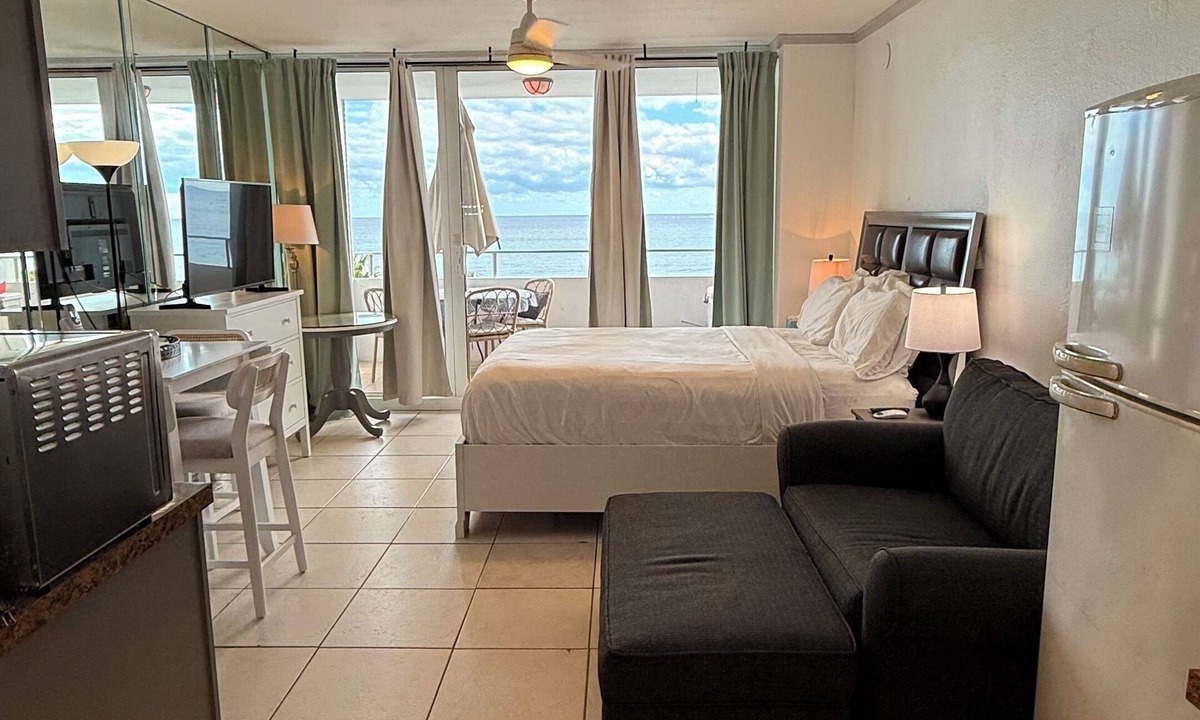 Galt Mile Apartment | Oceanfront Efficiency Escape