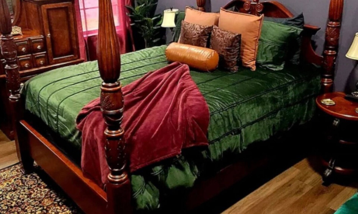 Bristol Condo | Password Parlor - Sleeps 4, Dog Friendly, Private, Fenced-in Yard, Stylish, Cozy