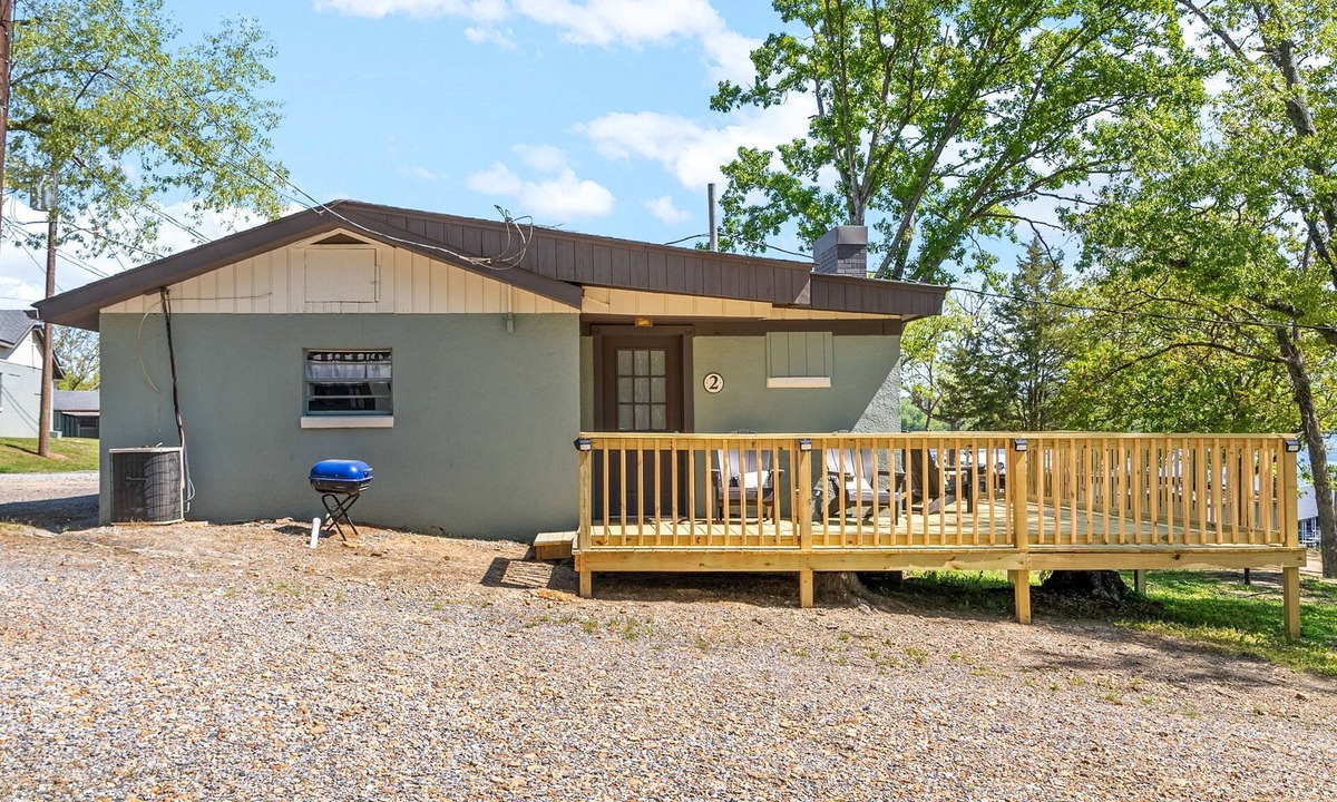 Buchanan Cabin | Peaceful 3BR Lakefront Cottage with Slip Included
