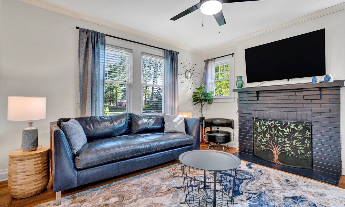 Clinton Cottage | Pet Friendly Cute Cottage - Walk to PC/Downtown