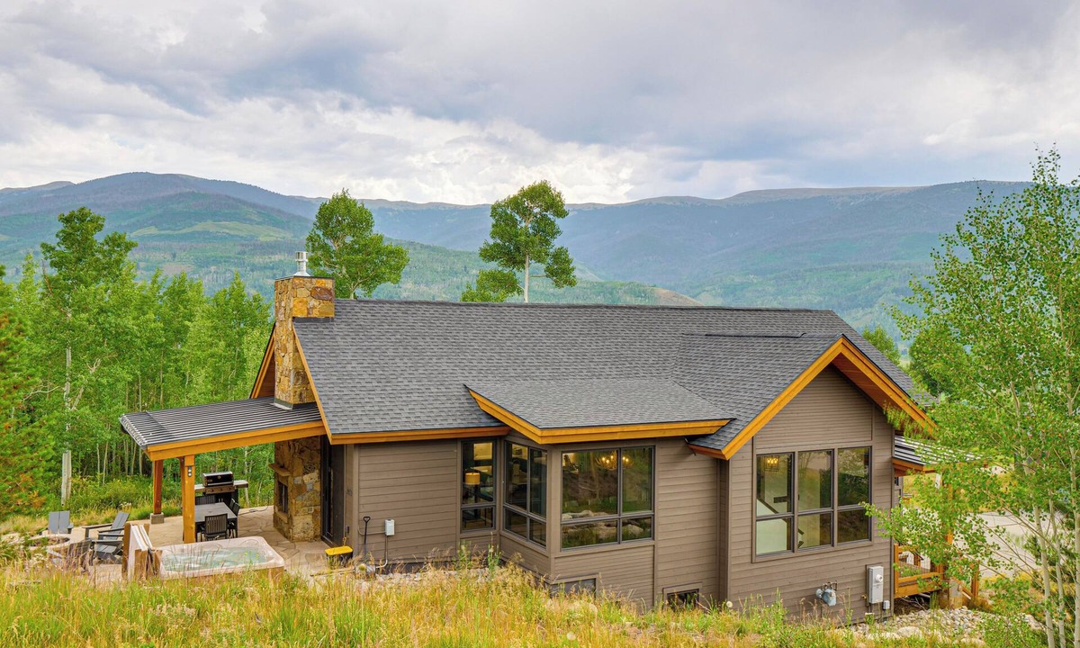 Silverthorne House | Private 1+ Acre & Hot Tub: Silverthorne Mtn Escape