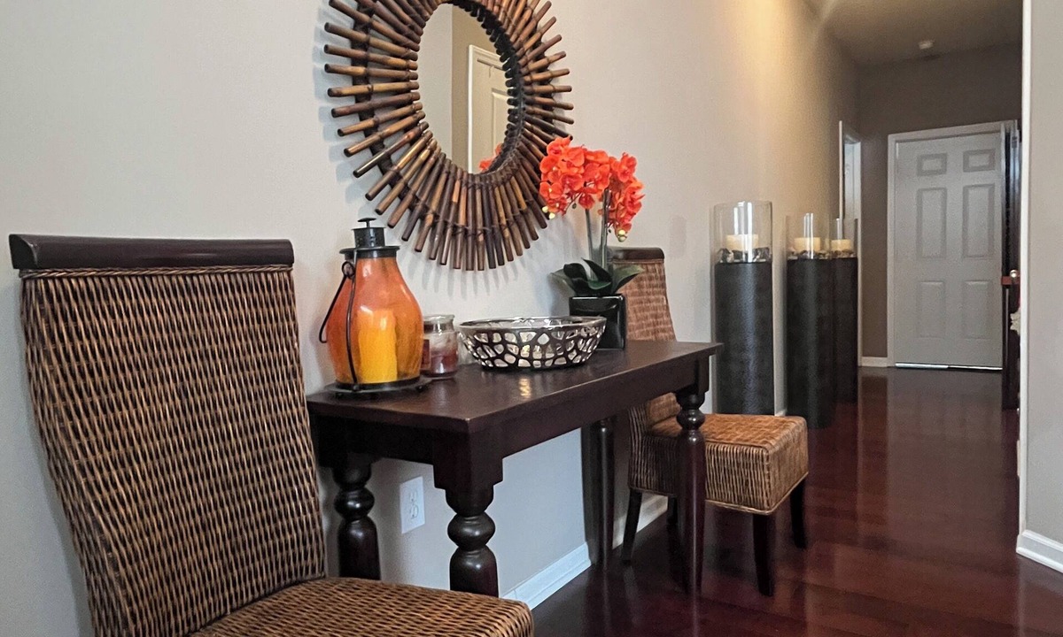 Tuttle West Apartment | Private Apt 1Bdrm Queen, Den + Futon Onsite Eatery, Gym, Dog Park, Walk 2 Stores