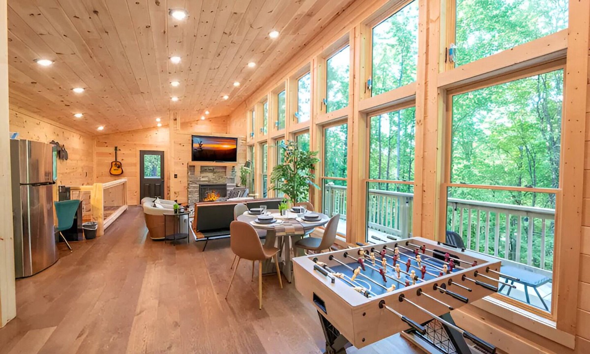 Smoky Mountains Cabin | Private Modern 2BR Treehouse + Views, Hot tub, Firepit, and POOL!