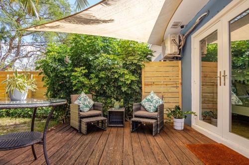 Royal Poinciana House | Private Studio Retreat Patio Near Beach