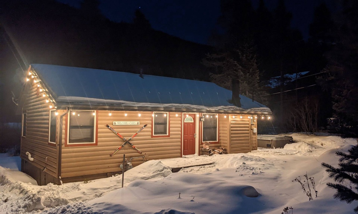 Blue River House | Quaint Dog Friendly Cabin with private sauna and hot tub 7 minutes from Breck