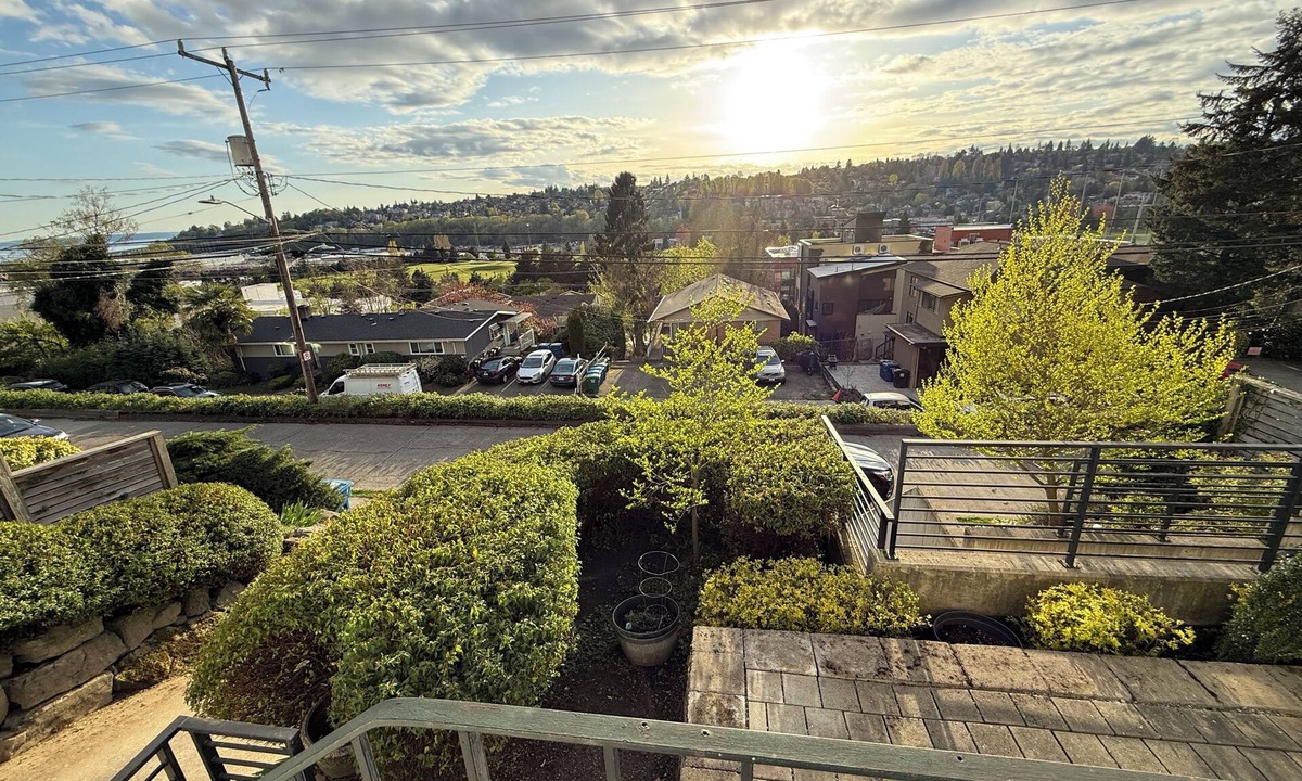 North Queen Anne House | Queen Anne Hillside 3BR with AC and stunning sunny views.
