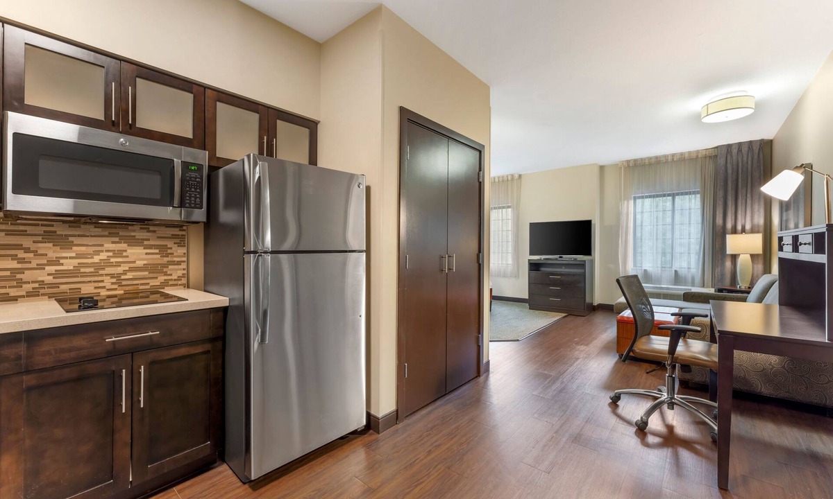 Warrendale Apartment | Queen Studio w/Work Desk | Free Breakfast + Pool