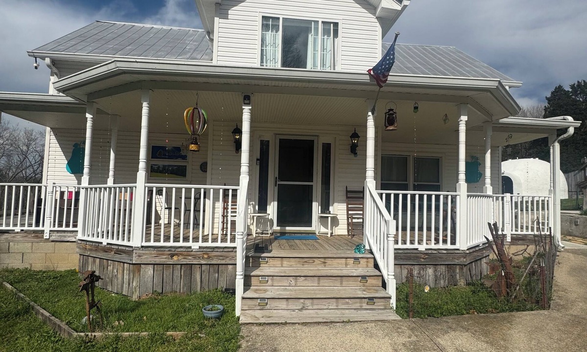 Hickman House | Quiet, spacious countryside, Farm house retreatj!