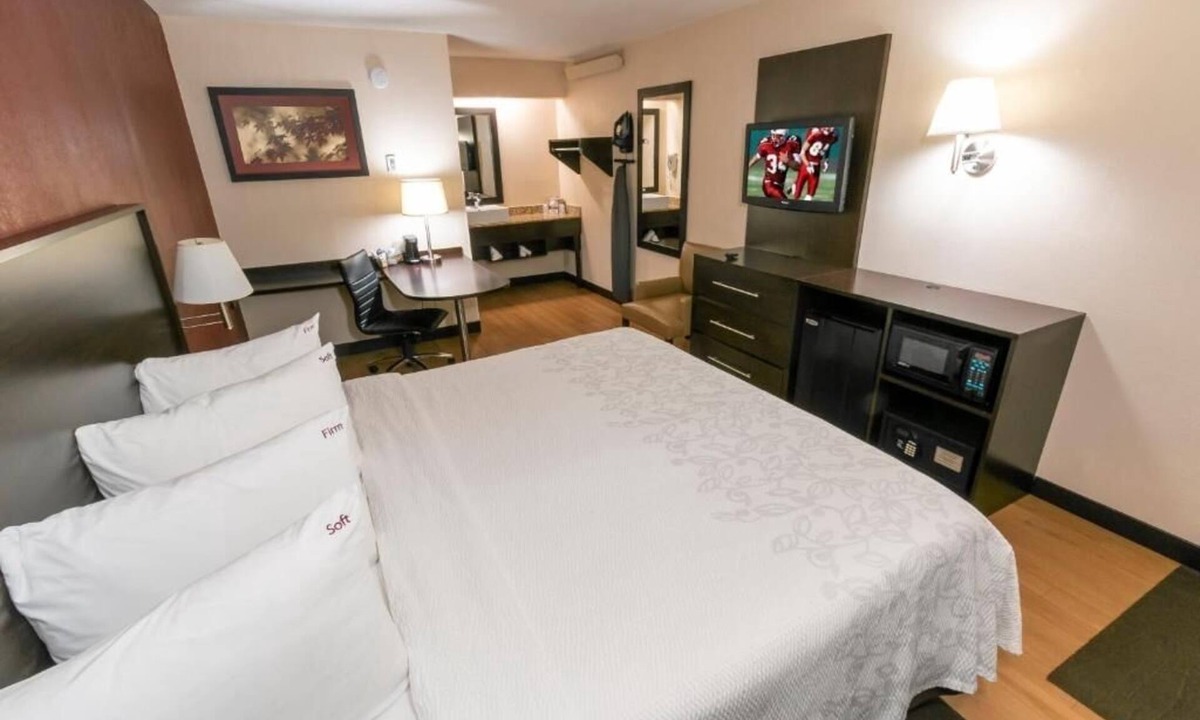 Columbus Hotel | Relax in Practical Room Ideal for Students Visiting OSU