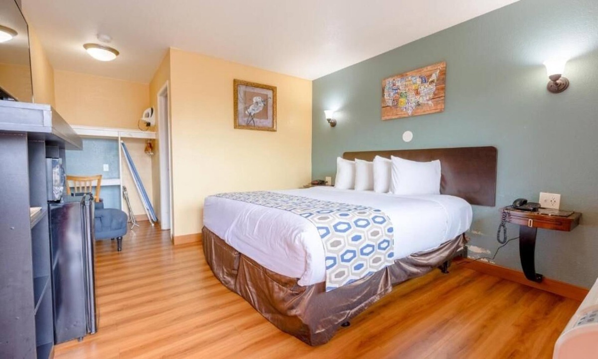 Loma Alta Hotel | Relaxed Stay with King Bed + Private Bath Near California Surf Museum
