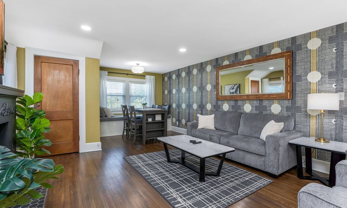 Central Clintonville House | Remodeled second-floor home in Columbus' central Clintonville - close to it all!