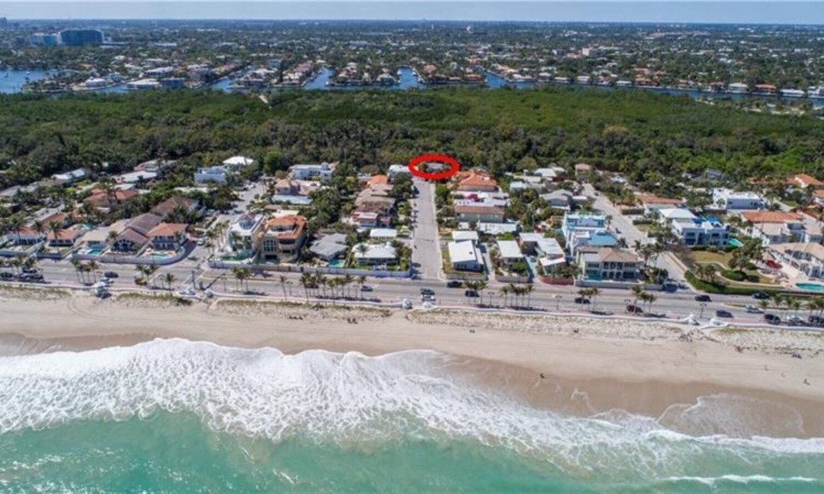 Birch Park Finger Streets Villa | Resort Villa-Private Heated Pool/Tiki Bar. Waterfront. Kayaks. 1 Block to Beach!