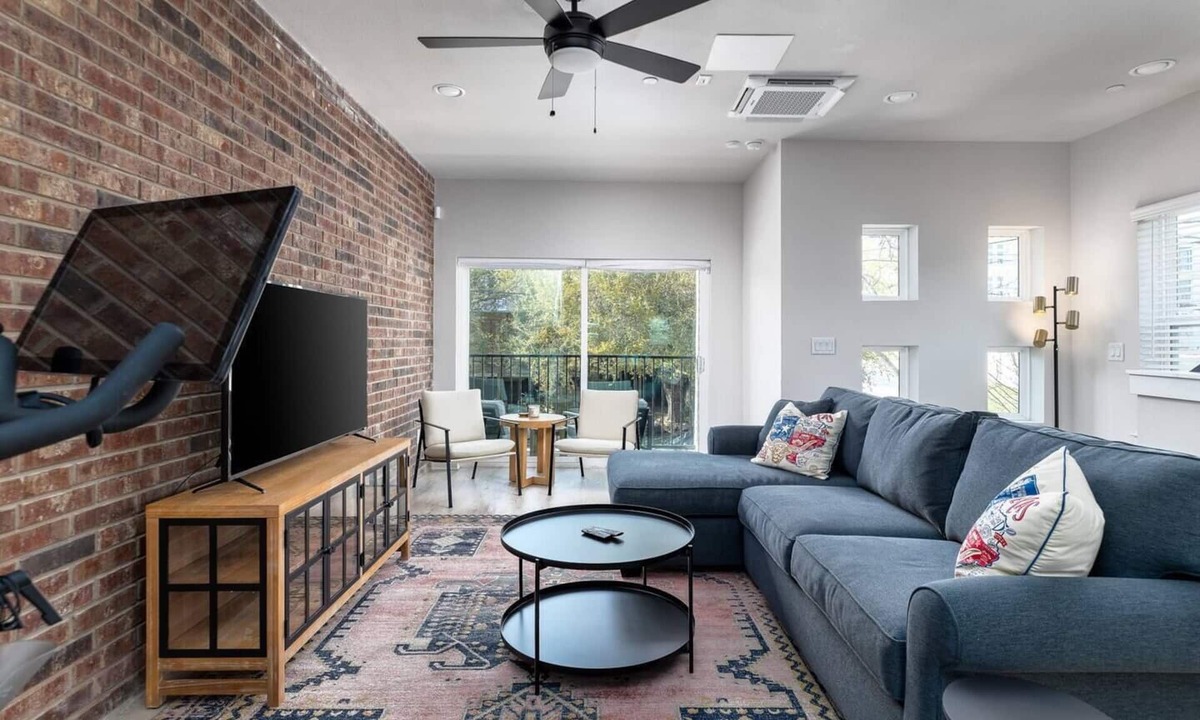 Mahncke Park House | Riverwalk-Pearl Luxe Townhome | 1mi. Pearl Brewery