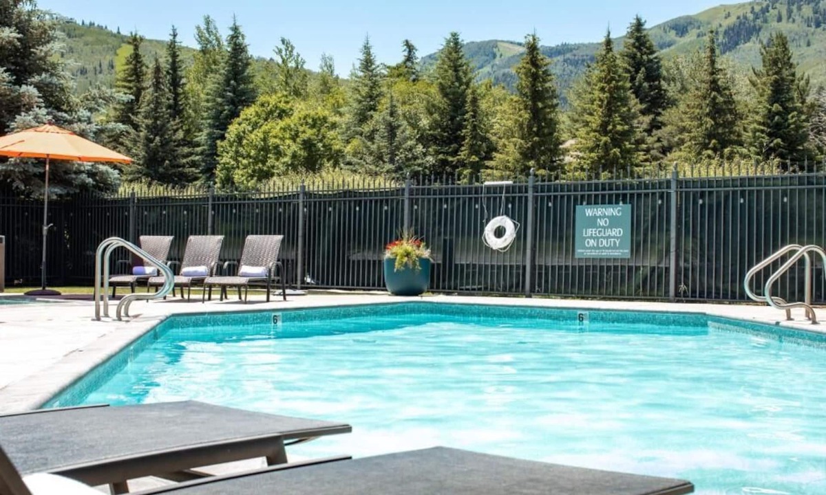 North Park City Hotel | Room with Enchanting Mountain Feel & Relaxation Amenities | 4 Family Ready Stay