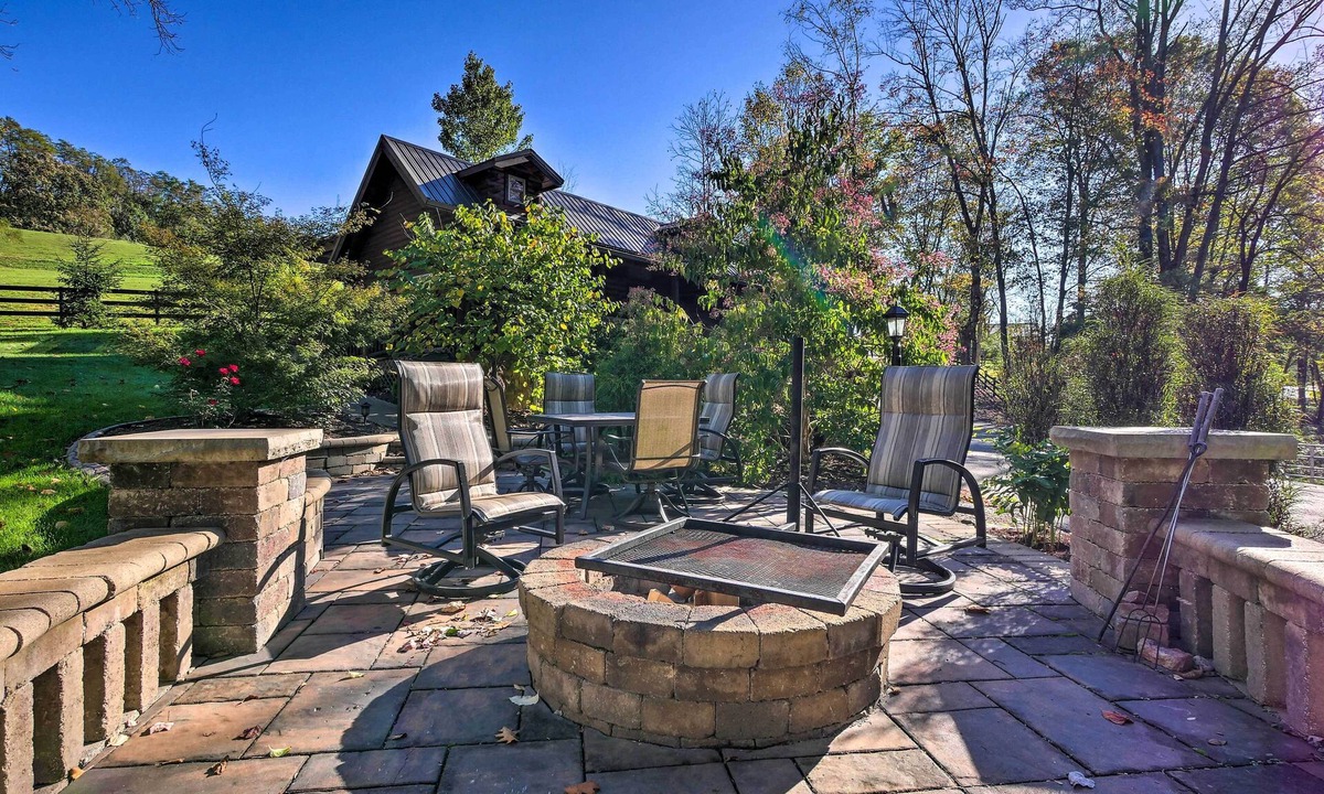 Dundee Cottage | Rustic Dundee Log Cabin w/Hot Tub & Forest Views!