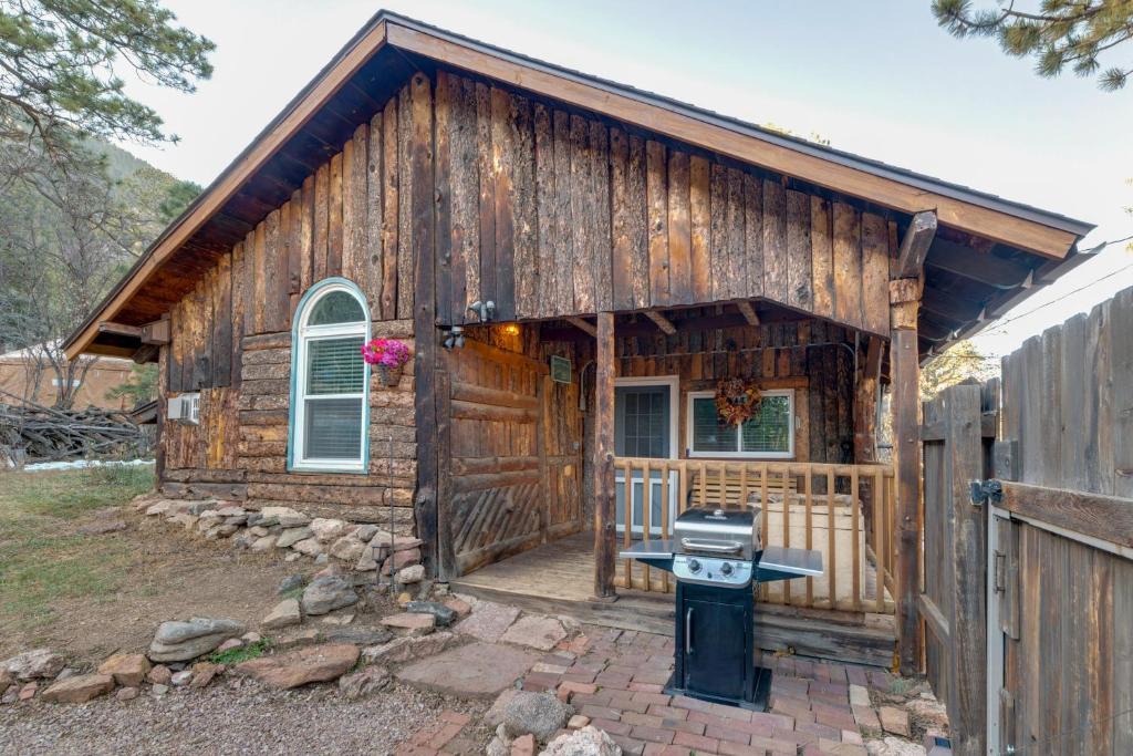 Green Mountain Falls House | Rustic Log Cabin w/Studio ~ 5 Mi to Pikes Peak!
