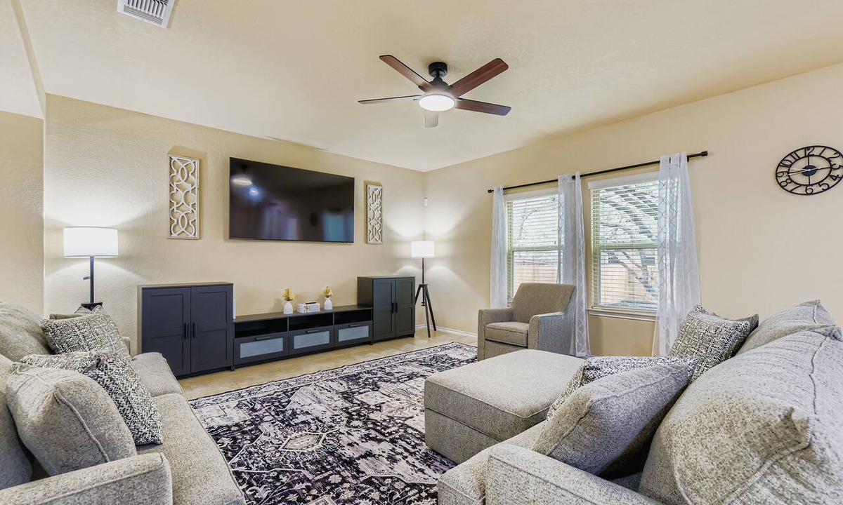 West San Antonio House | SA Home Sweet Home 4BR/3.5BA Lackland BMT Riverwalk 1G Internet EV Charger!