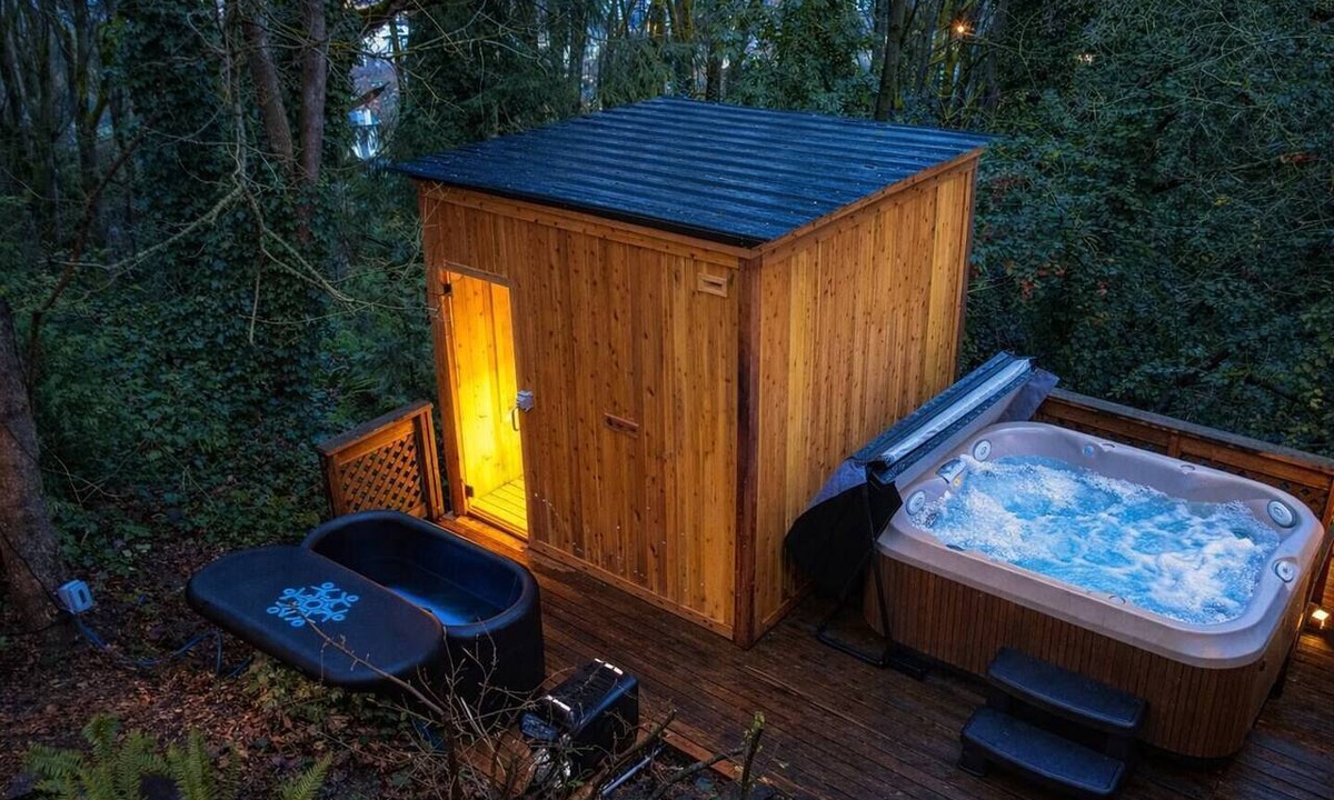 North Beacon Hill House | Sauna Hot Tub Fire Pit 7 min Downtown | Sleeps 10