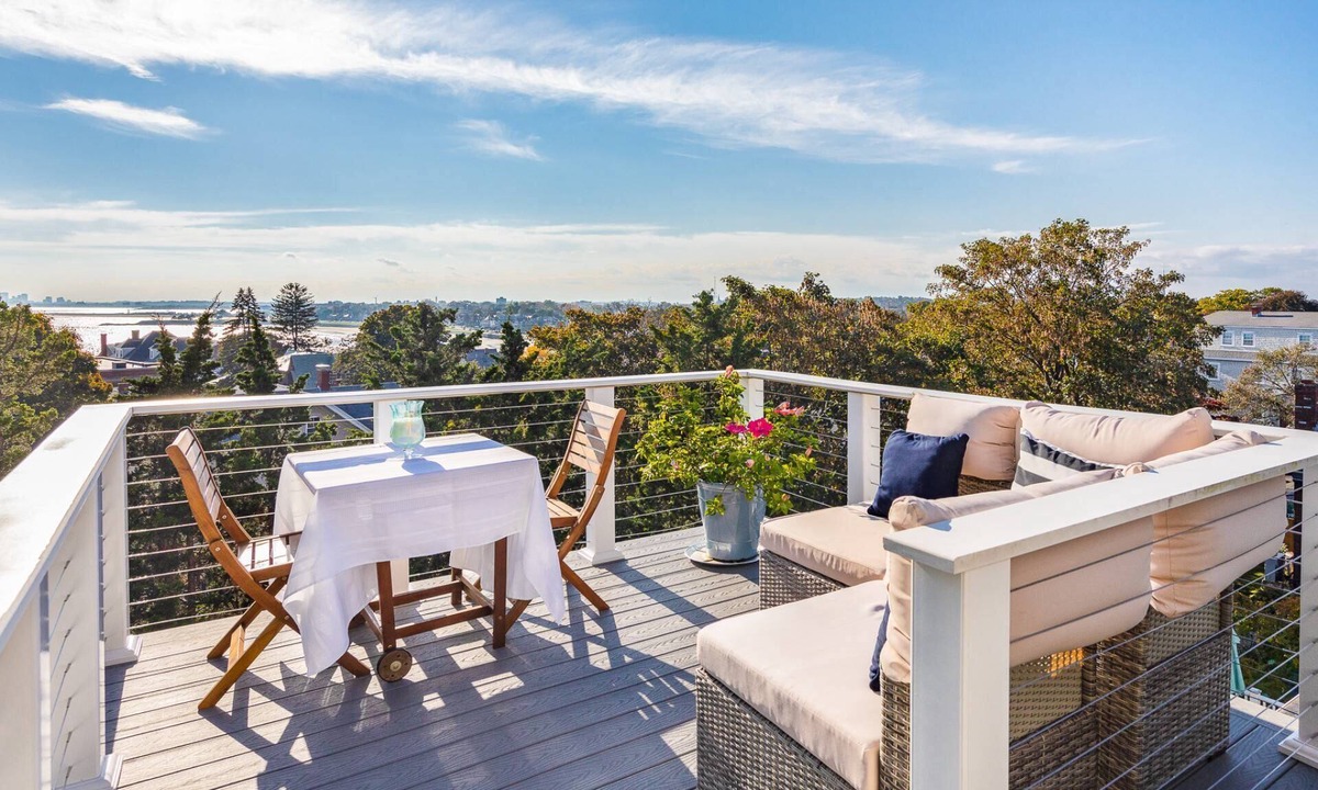 Swampscott House | SeaCity View: Roofdeck View of Ocean & Boston - 5min walk to Boston Trains!