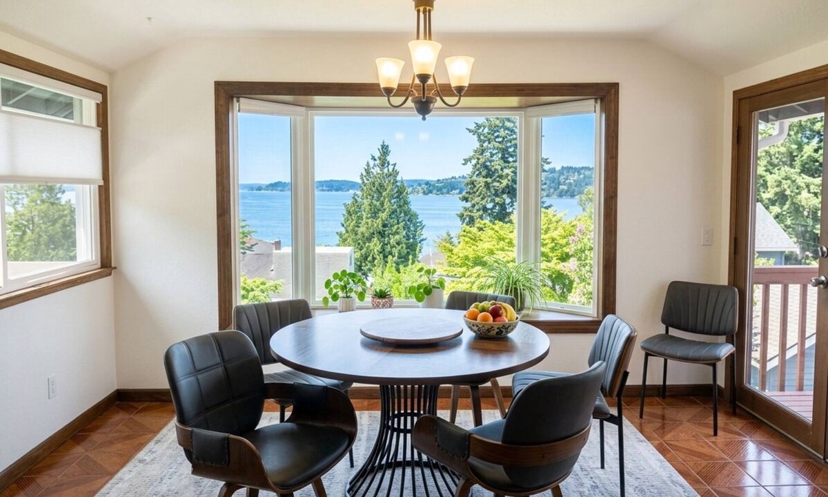 Bryn Mawr-Skyway House | Serene 2-bedroom house in Seattle perfect for a relaxing getaway near Seatac