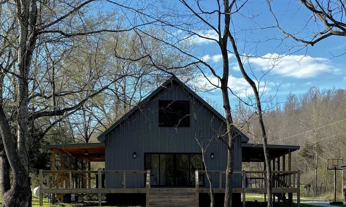 Centerville Cabin | Serene & Cozy Cabin in Middle Tennessee - Wrap Around Deck - Pet Friendly